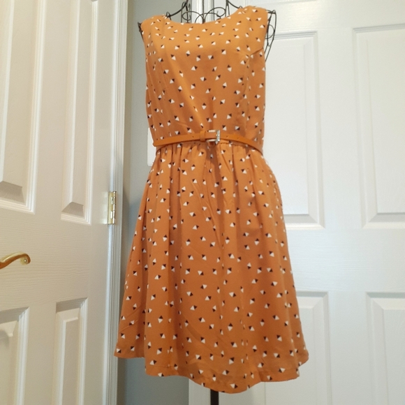 Forever 21 Dresses & Skirts - Geometric patterned dress with skinny belt